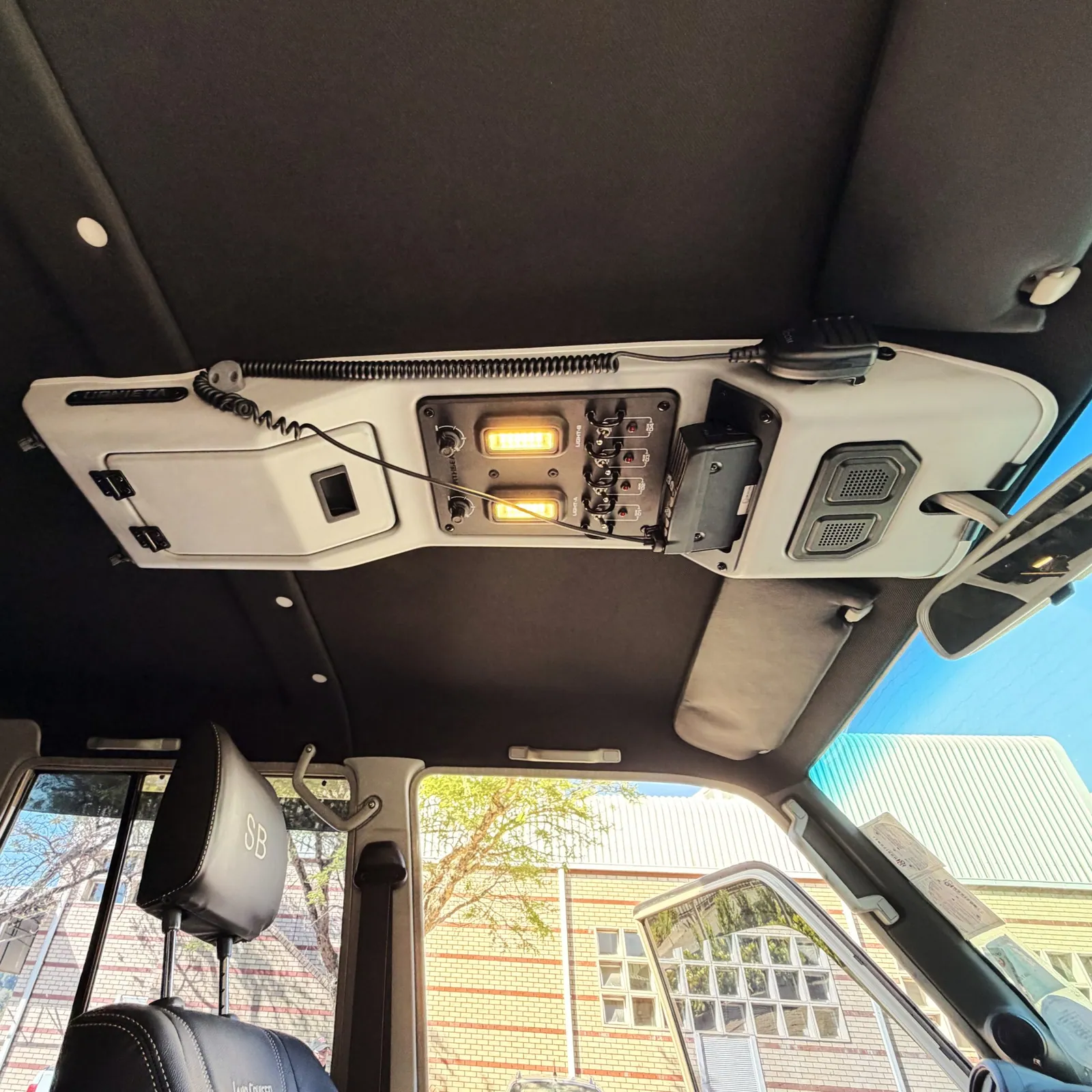 URNIETA roof console — Delta Cruiser — Alublack Tray & Canopy Touring 79, fitted by Venture 4x4 in Nelspruit
