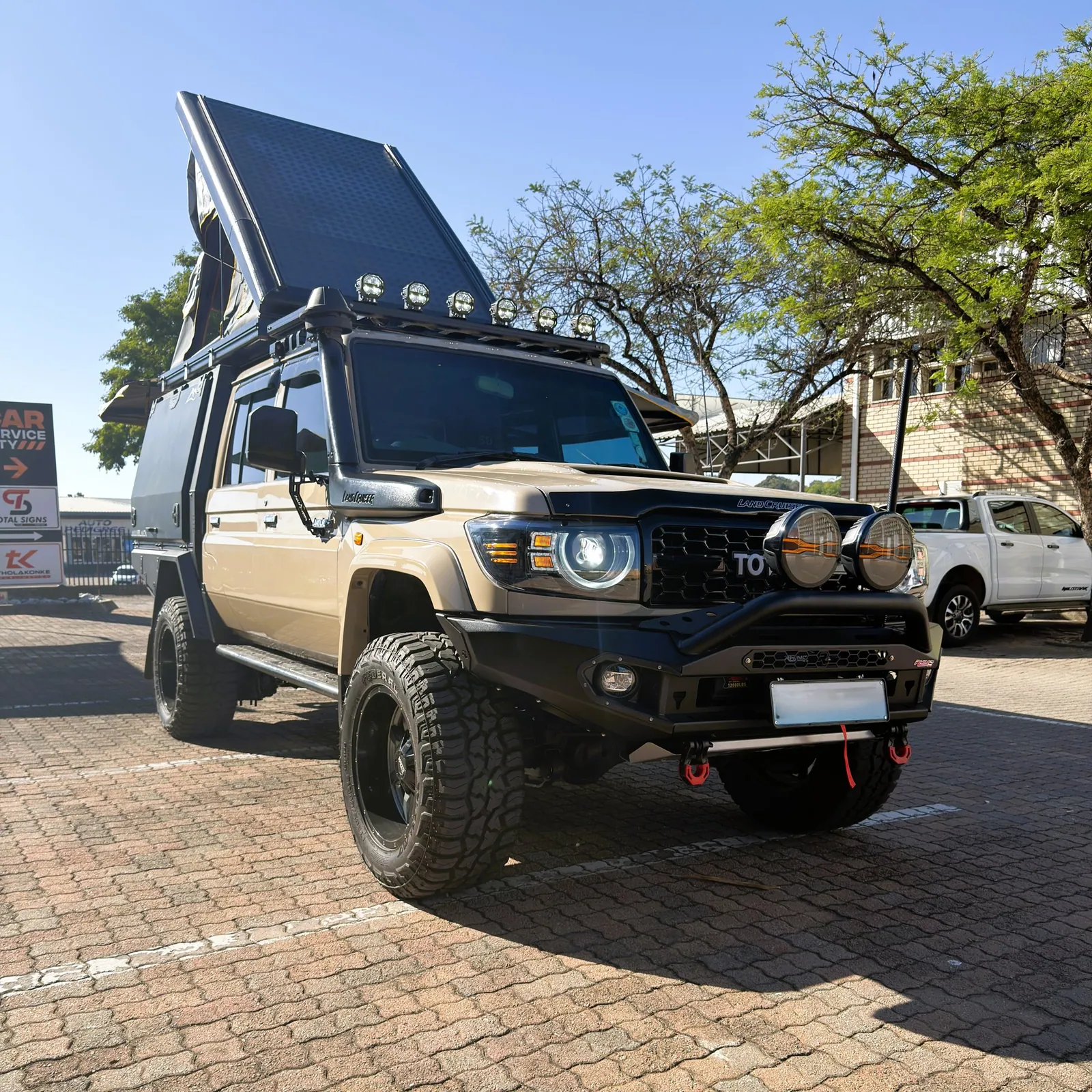 Rhino 4x4 bull bar, winch and Defender-style headlamps — Delta Cruiser — Alublack Tray & Canopy Touring 79, fitted by Venture 4x4 in Nelspruit