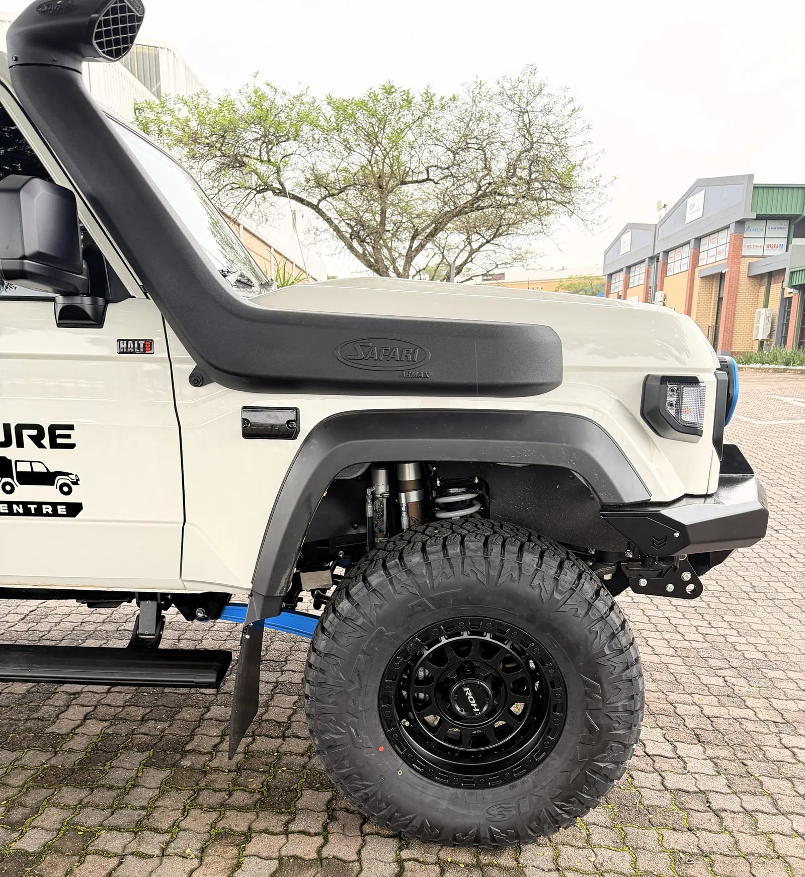 King Cruiser side profile with Safari snorkel, JMACX suspension and ROH wheels — King Cruiser — JMACX Coil-Converted Land Cruiser 79, fitted by Venture 4x4 in Nelspruit