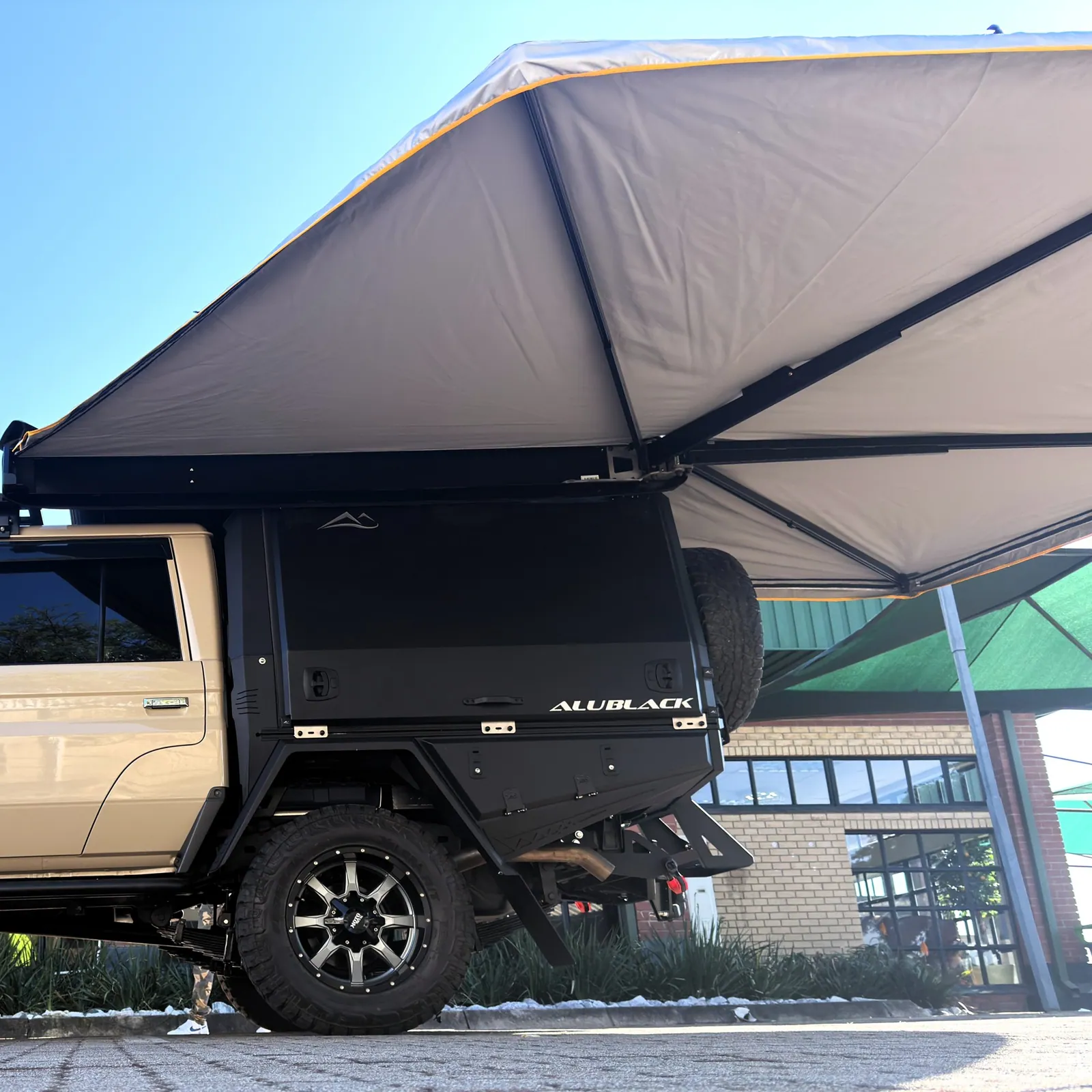 Quick Pitch 270° awning — Delta Cruiser — Alublack Tray & Canopy Touring 79, fitted by Venture 4x4 in Nelspruit