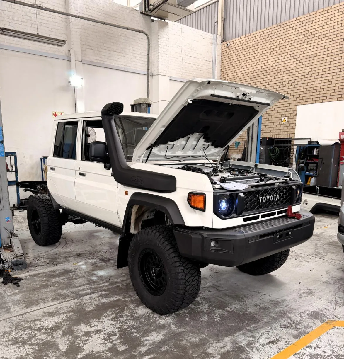 Land Cruiser in a Venture 4x4 fitment bay